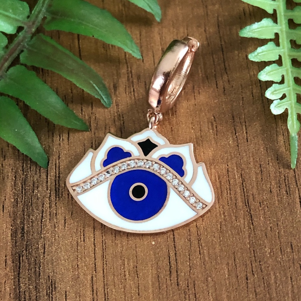 Eye shaped necklace or earing in your choice!